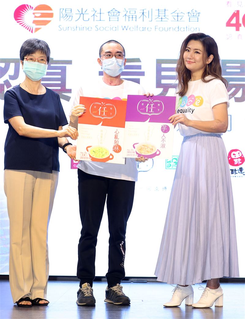 任家萱Selina為陽光基金會募款，助燒傷者重返人生舞台。（記者邱榮吉/攝影）