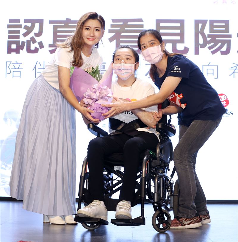 任家萱Selina為陽光基金會募款，助燒傷者重返人生舞台。（記者邱榮吉/攝影）