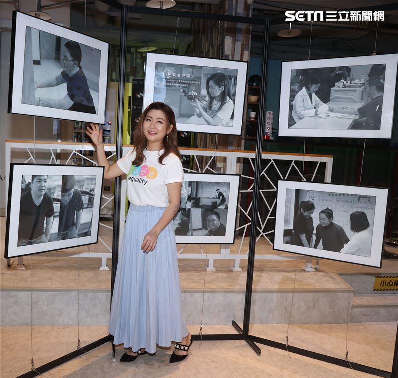 任家萱Selina擔任攝影志工鼓勵陽光學弟妹。（記者邱榮吉/攝影）