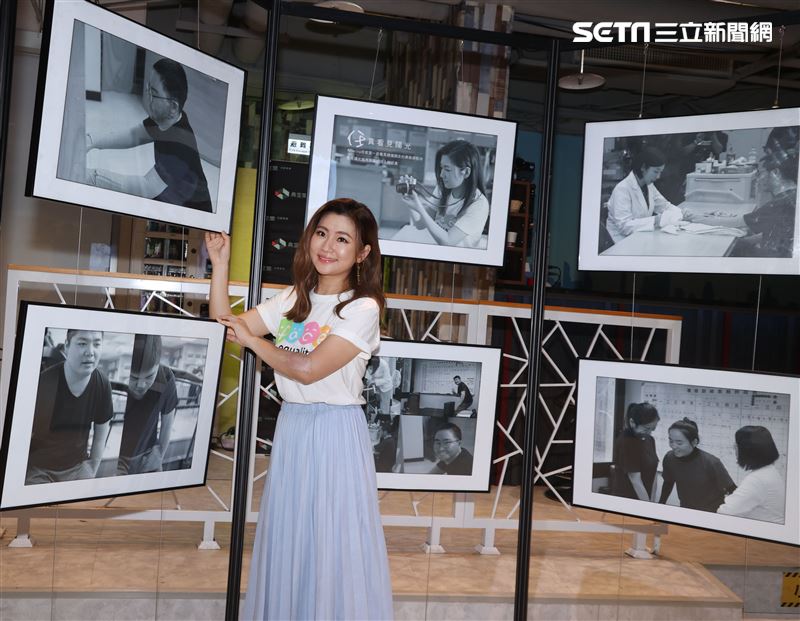 任家萱Selina擔任攝影志工鼓勵陽光學弟妹。（記者邱榮吉/攝影）