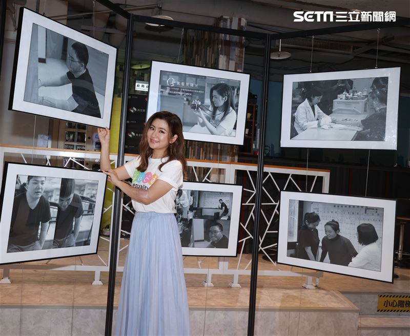 任家萱Selina擔任攝影志工鼓勵陽光學弟妹。（記者邱榮吉/攝影）