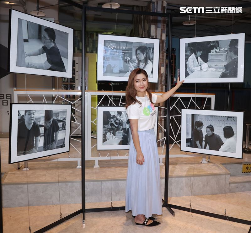 任家萱Selina擔任攝影志工鼓勵陽光學弟妹。（記者邱榮吉/攝影）