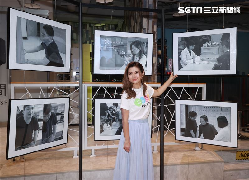 任家萱Selina擔任攝影志工鼓勵陽光學弟妹。（記者邱榮吉/攝影）