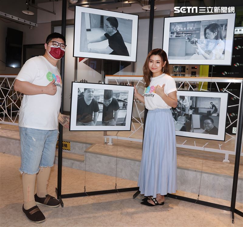 任家萱Selina擔任攝影志工鼓勵陽光學弟妹。（記者邱榮吉/攝影）