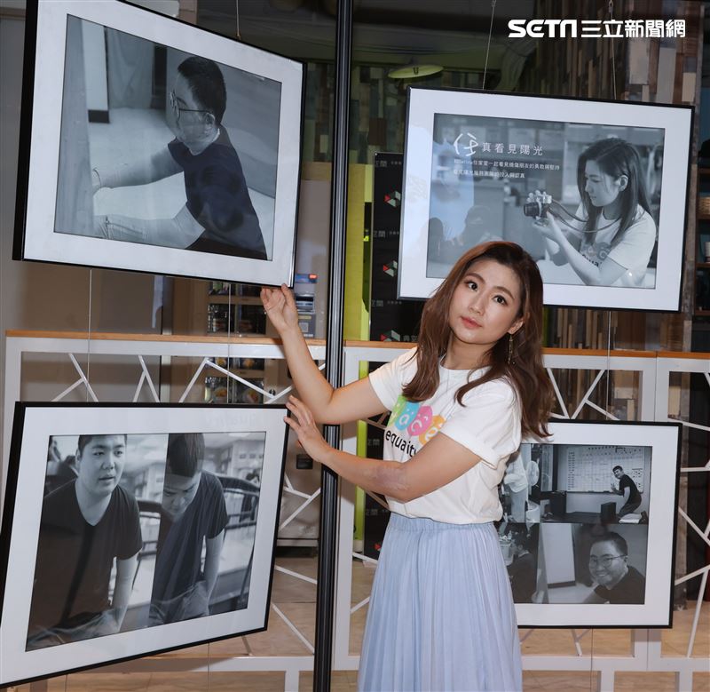 任家萱Selina擔任攝影志工鼓勵陽光學弟妹。（記者邱榮吉/攝影）