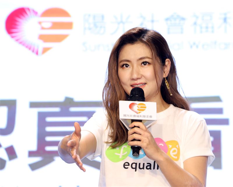 任家萱Selina為陽光基金會募款，助燒傷者重返人生舞台。（記者邱榮吉/攝影）