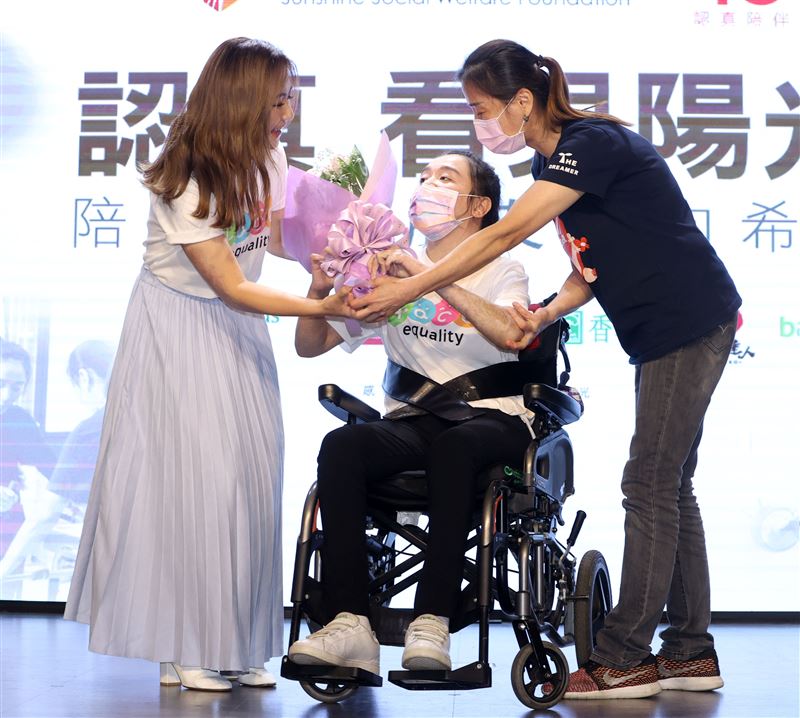 任家萱Selina為陽光基金會募款，助燒傷者重返人生舞台。（記者邱榮吉/攝影）