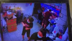 彰化員林米糕榕，中年男子不滿等太久，踢倒椅子怒摔砸老闆，嗆聲，監視器畫面，喝醉酒鬧事
