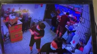 等8分鐘吃不到米糕　男摔椅怒砸老闆