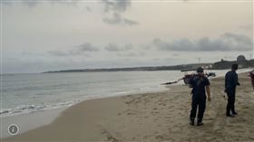 ▲屏東墾丁南灣驚傳浮屍，消防隊員在現場確認浮屍位置，是否為F5E失聯飛官，尚待軍方確認。（圖／翻攝畫面）