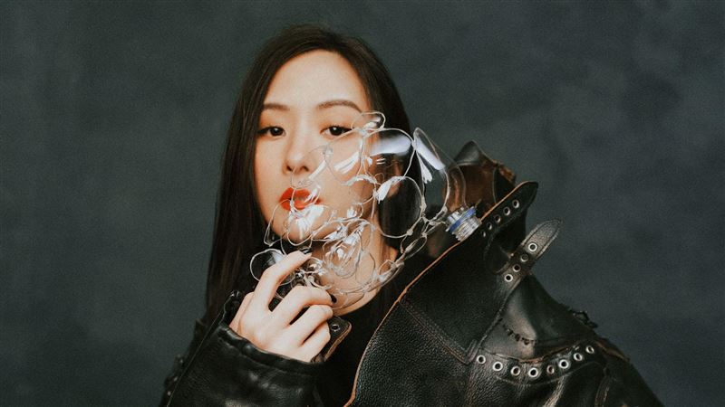 42歲孫芸芸美炸　金縷衣全身都是洞