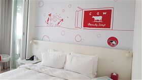 進房就像在日本！牛乳石鹼給你滿驚喜
帛琉旅遊泡泡首發團即將成行，沒搶到也沒關係。來自日本大阪的百年品牌「牛乳石鹼」，繼去年和台北Hotelpoispois泡泡飯店合作室內裝置藝術掀起話題，今年將帶著日本銷量第一的紅盒皂進駐Hotelpoispois泡泡飯店，為疫情期間無法出國卻又懷念日式文青風潮魅力的旅客提供嶄新的跨界合作體驗。