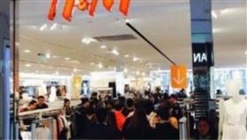 ▲中國網友PO出人潮搶購H＆M景象。（圖／翻攝自微博）