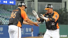 ▲統一獅林焌翰敲出安打，打破羅力6.1局的完全比賽。（圖／記者劉彥池攝影）