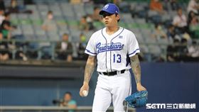 ▲富邦悍將終結者陳鴻文被統一獅一壘手郭阜林敲出追平比數3分砲。（圖／記者劉彥池攝影）