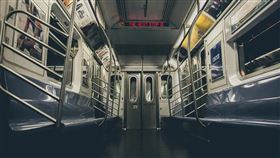 民眾隔天搭乘火車時，一開車廂就看見極度驚悚的畫面。（圖／翻攝自PIXABAY） 