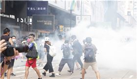 中國人大通過香港選制修改，中國國務院港澳辦副主任鄧中華30日表示，要將「反中亂港者」排除出香港特區的管治架構。圖為2019年9月參與反送中抗爭民眾被警方發射催淚彈驅離。（中央社檔案照片）