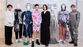 台北時裝週設計校院新秀出爐 「台北服裝週」設計校院展演活動，新秀選拔結果30日出爐，實踐大學陳家慶（左2）和輔仁大學江玟萱（右2 ）、李怡萱（左1）獲選具潛力設計新秀，樹德科技大學侯永笙（右1）獲得校際展演人氣新秀。（教育部提供）中央社記者陳至中台北傳真　110年3月30日