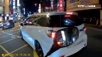 左轉行車糾紛爆口角　駕駛持棍毆騎士