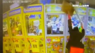 夾不到娃娃　嬤「拿雨傘勾」送愛孫