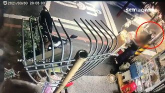 老闆娘路邊擺攤　突遭砸物攻擊嚇壞