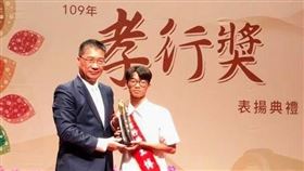 ▲內政部長徐國勇頒發全國孝行獎盃予王博右同學。（圖／內政部移民署提供）