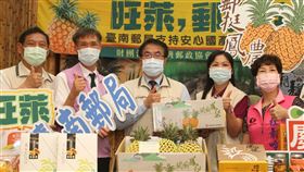 台南關廟鳳梨上架郵局網路商城台南鳳梨即將進入盛產期，台南市政府媒合台南郵局與關廟農會，31日由市長黃偉哲（中）宣布在郵局網路商城上架關廟鳳梨。中央社記者楊思瑞攝  110年3月31日