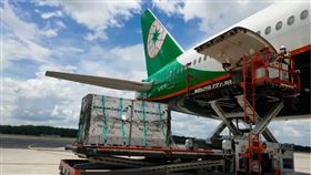 長榮航空與國內、外多家溫控載具供應商合作，並結合監控裝備追蹤運送產品的溫溼度，提供冷藏、低溫、極低溫等各式的安全及迅速運輸服務。（圖／長榮提供）