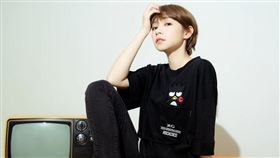 「小刺蝟」曾智希回歸可愛萌，穿搭詮釋酷企鵝。（圖／ROCKCOCO提供）