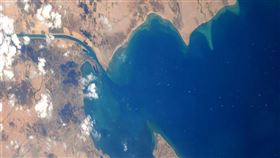 日籍太空人野口聰一31日在推特上分享一張蘇伊士運河大排長龍的空拍照，可以看到海面上有許多白點的船舶長龍。（圖取自twitter.com/Astro_Soichi）