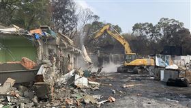 中市府出動機具　拆除后里違建工廠台中市后里區一處違建工廠因發生多次火警，業者未如期拆除，市府31日執行拆除作業，維護環境安全。（台中市政府提供）中央社記者趙麗妍傳真　110年3月31日