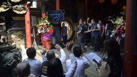 台日連線跨國祝禱　盼消解世界疫情（1）嘉義新港奉天宮與日本京都妙心寺靈雲院31日舉辦「台日連線共禱寰宇和順平安跨國祈福法會」，雙方透過視訊連線打招呼。中央社記者蔡智明攝　110年3月31日