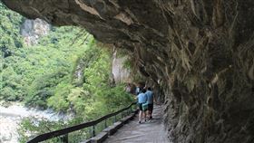 太魯閣國家公園砂卡礑步道獲企業認養助維護太魯閣國家公園管理處持續推動民間參與園區步道認養多年，透過認養引入民間力量協助維護，31日舉行步道認養簽約儀式，其中砂卡礑步道由花蓮第二信用合作社認養。圖為2017年5月民眾遊訪砂卡礑步道。中央社記者張祈攝  110年3月31日