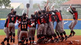 國中硬式聯賽二重抱回冠軍109學年度國中硬式聯賽31日進行冠軍戰，新北市二重國中終場以6比2擊敗高雄市忠孝國中，繼102學年度後，相隔7年抱回隊史第2座冠軍金盃。（學生棒球聯盟提供）中央社記者楊啟芳傳真　110年3月31日