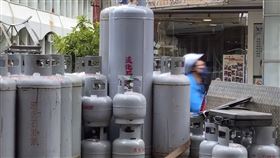 春節桶裝瓦斯價格不調整（1）中油1日宣布，由於適逢農曆春節，為減輕民眾負擔，避免影響春節期間物價，由中油暫行吸收，2月份桶裝瓦斯價格將不調整。中央社記者董俊志攝　110年2月1日