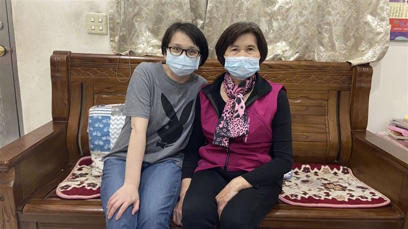 護理師捐肝救母　肚留20公分印記
