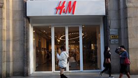 上海H&M門市（1）歐洲服飾品牌H&M因禁用新疆棉事件，24日晚開始在中國遭到輿論撻伐。圖為上海黃浦區一家H&M門市，店內顧客人數不多。中央社記者沈朋達上海攝  110年3月25日