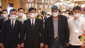 陳其邁宴請帛琉總統惠恕仁（1）高雄市長陳其邁（前左2）31日中午在漢來飯店宴請帛琉總統惠恕仁（Surangel Whipps Jr.）（前右2），兩人共同步入金寶廳。中央社記者董俊志攝　110年3月31日