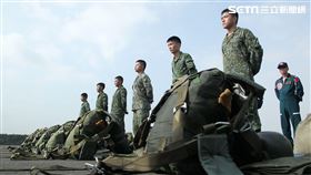 傘訓學員正整裝穿傘準備登機實施空中跳傘。（記者邱榮吉/攝影）