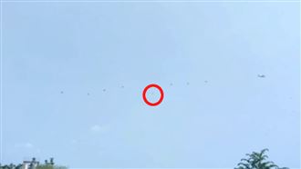 有片！傘訓意外　特戰兵急拉副傘保命