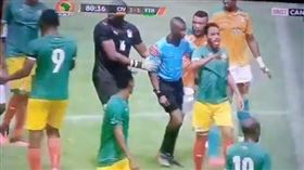 ▲主裁判突然吹哨喊停。（圖／翻攝自dav_stevenson推特）