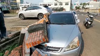 倒車撞毀圍牆壓4車　居民驚呼地震嗎