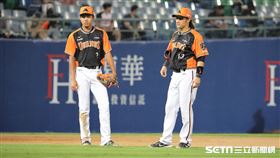 ▲統一獅三壘手林子豪、游擊手陳鏞基在場上交談。（圖／記者劉彥池攝影）