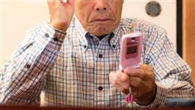 老翁記下女鄰居電話號碼，幾乎每晚都傳訊息騷擾對方。（示意圖／翻攝自免費圖庫pakutaso）