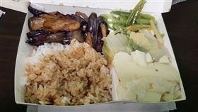 肉汁,三杯雞,自助餐,白飯(翻攝自 爆怨2公社)