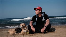 陳布朗首發單曲《用力想你》帶著愛犬阿財上山下海。（圖／相信音樂提供）