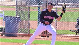 開拓上場機會 張育成加練一壘台灣棒球好手張育成能守二壘、游擊、三壘，今年春訓為了增加上場機會，在教練指示下加練一壘，圖為他首度在熱身賽以一壘手身分上場。中央社記者林宏翰亞利桑那攝　　110年3月13日