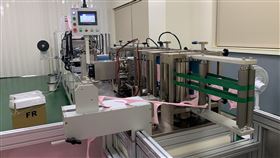 台灣贈捷克自動化口罩產線　交運日期待定台南自動化設備製造商「東建安」捐贈捷克5條全自動N95等級3D立體口罩生產線，交運日期尚待台捷雙方議定。圖為稼動中的產線。（東建安提供）中央社記者陳韻聿傳真　109年10月23日