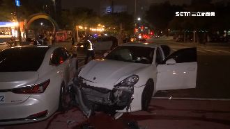 600萬撞成一團　2豪車路口攔腰撞