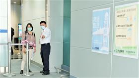 帛琉旅遊泡泡首發團將啟航  桃機採檢站準備就緒帛琉旅遊泡泡首發團4月1日將出發，衛福部桃園醫院31 日表示，採檢工作預計從上午9時開始，民眾事前無需刻意禁食，採檢站使用鼻咽拭子採檢方式進行，並立即將採檢樣本送院化驗，原則上下午1時前結果就能出爐，領隊拿到報告後再帶隊到航空公司櫃檯報到。中央社記者吳睿騏桃園機場攝  110年3月31日